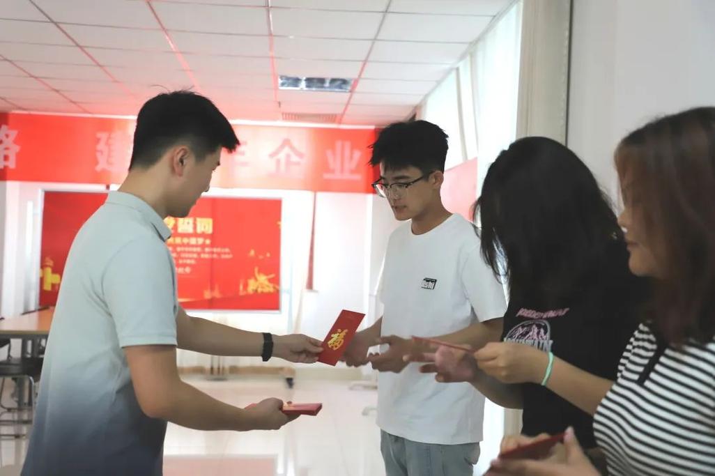 制造企业开学大礼包发放职工现场照