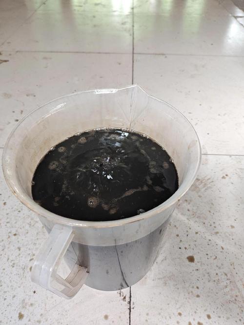 汽修厂变质发黑变速箱旧油对比图