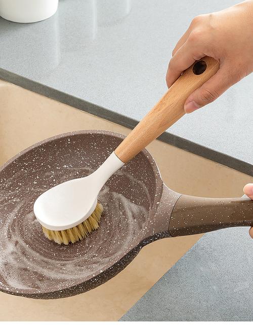 木柄锅刷竖插在沥水架的实拍图