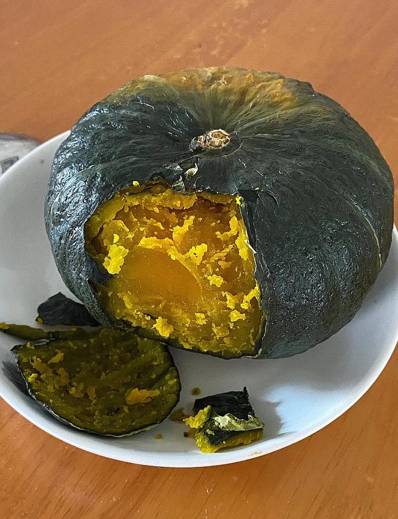 蒸熟的贝贝南瓜内部纹理特写