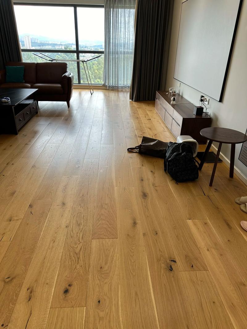 实木地板客厅赤脚踩踏温馨场景