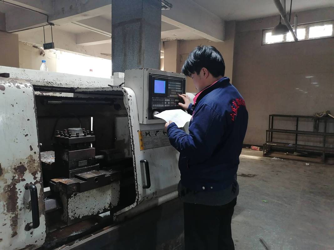 制造车间弟弟跟班跟着师傅学调试数控机床