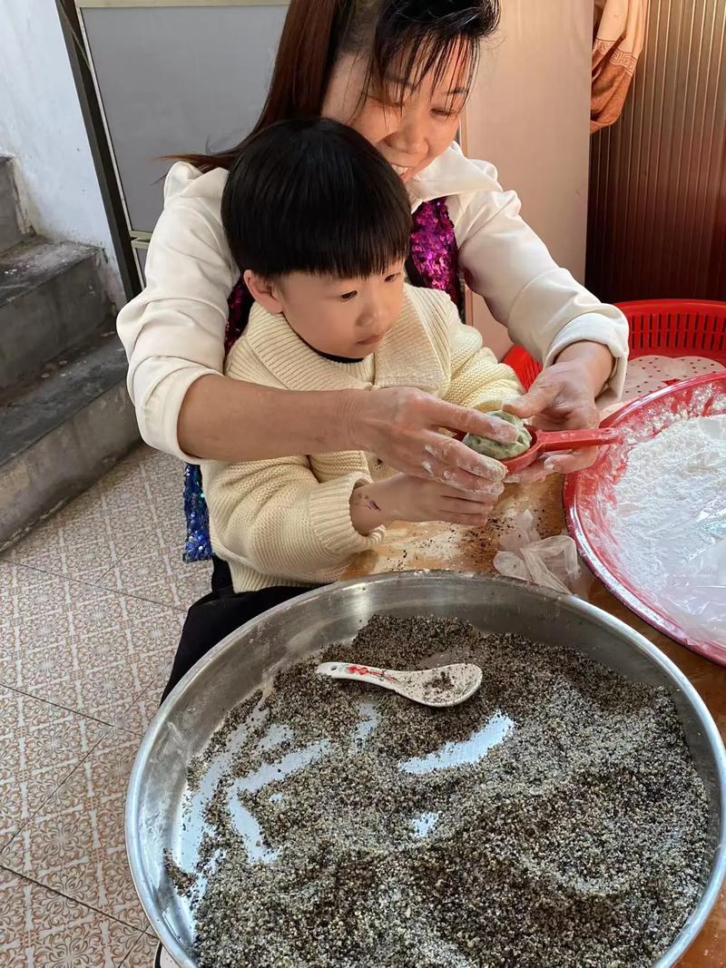 三岁宝宝帮妈妈撒节日年糕芝麻场景