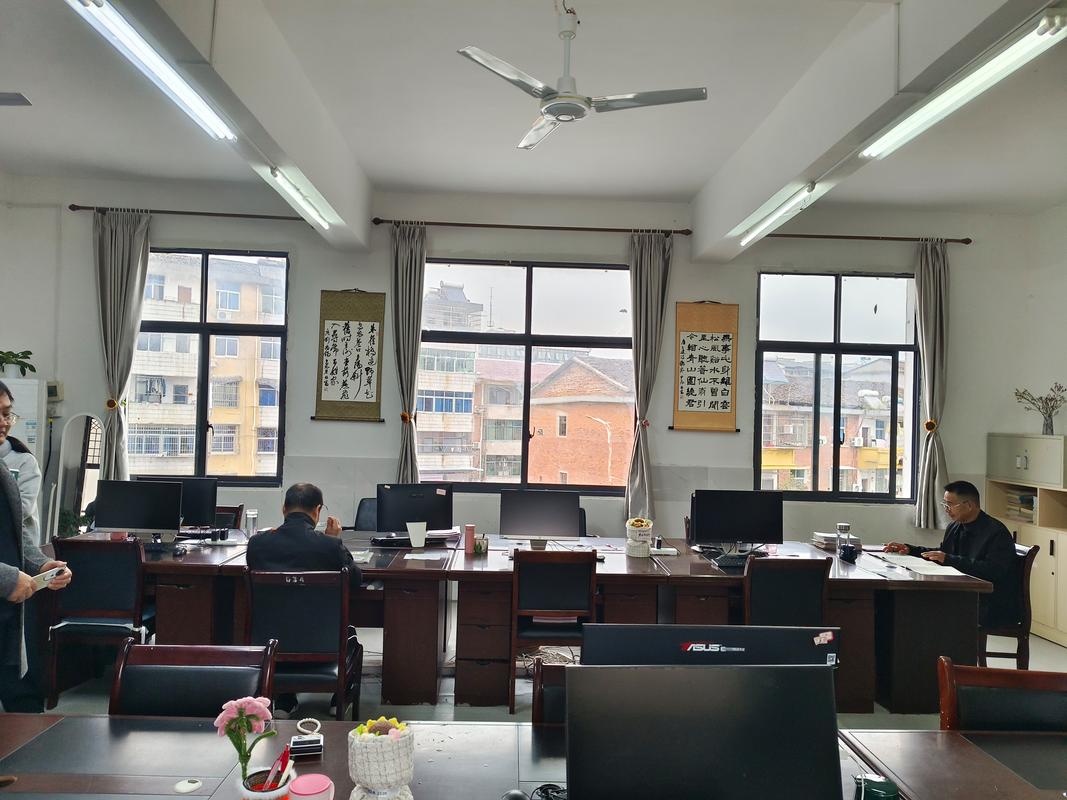 学校行政办公室日常工作场景