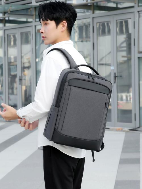 大学生双肩背3kg游戏本走路实拍