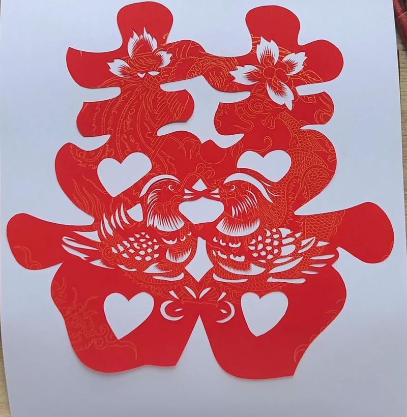 新娘手持喜剪剪喜字侧影