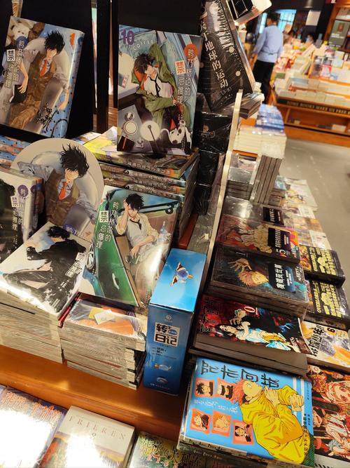 多本小众漫画堆叠在原木咖啡桌实拍图