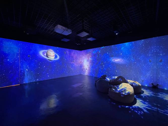 元宇宙虚拟世界沉浸式体验示意图