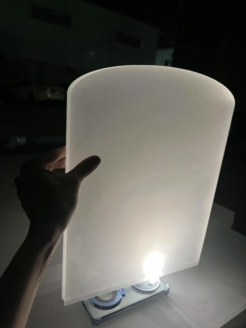 家用装修亚克力板透光性现场测试图