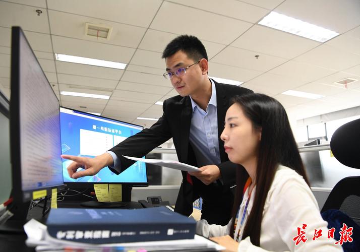 技术许可办公室专利经理查阅专利文件场景