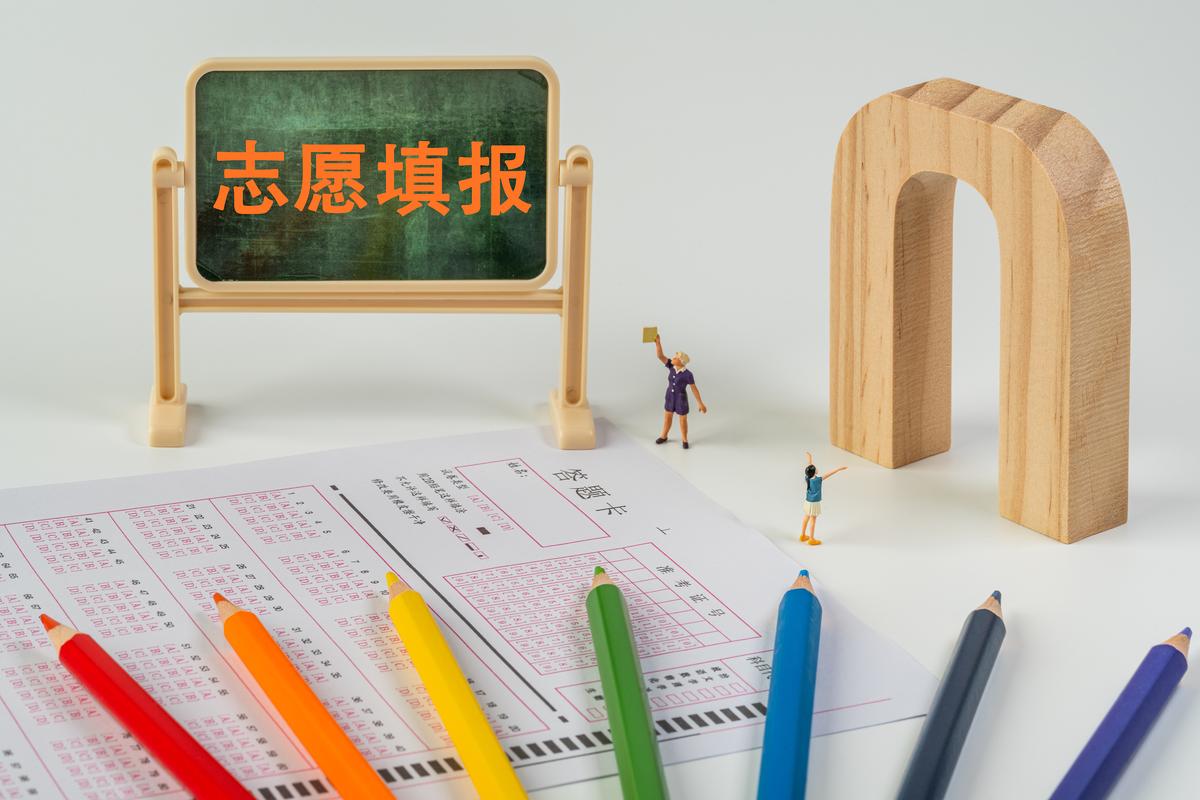 高三学生高考志愿填报选专业场景