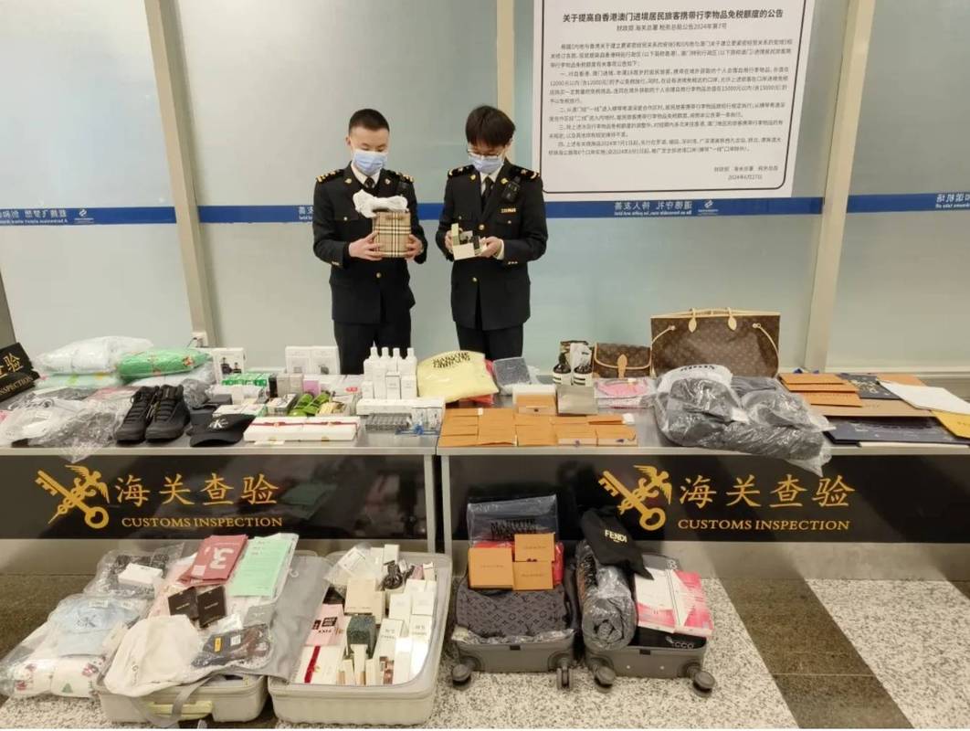 海关港口查获走私文物开箱现场照