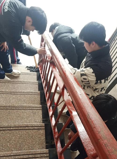 中学校园走廊扶手维修场景