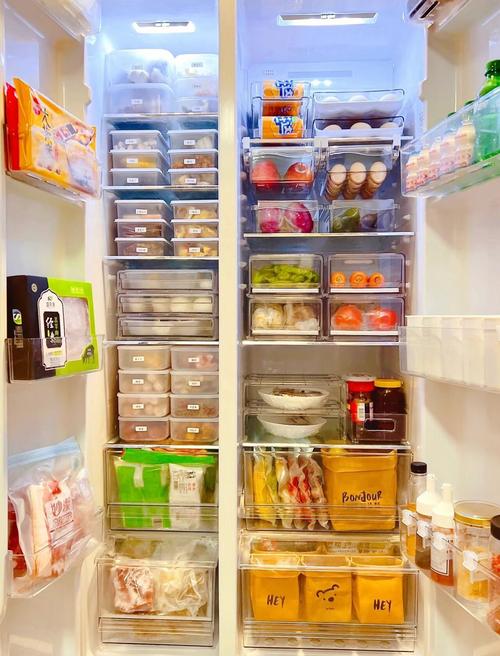 家用冰箱冷藏室分类存放护肤品实拍