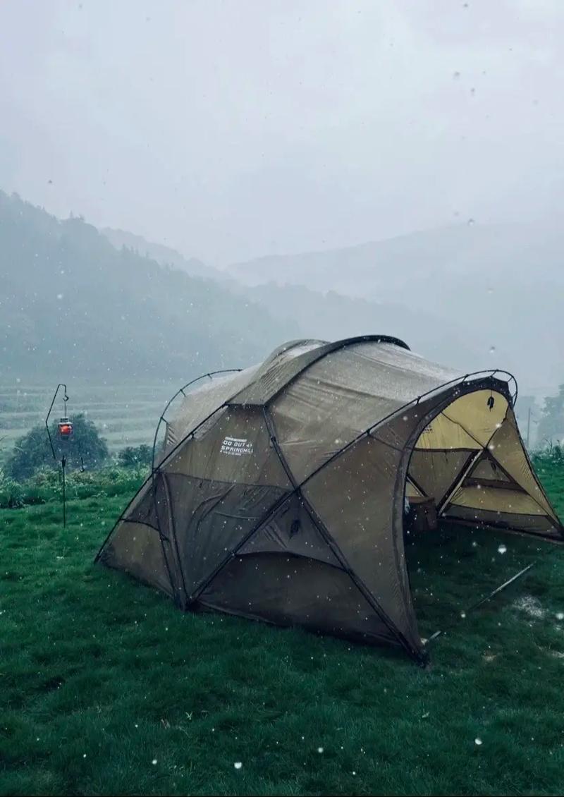 户外露营雨中煮热巧克力温馨氛围