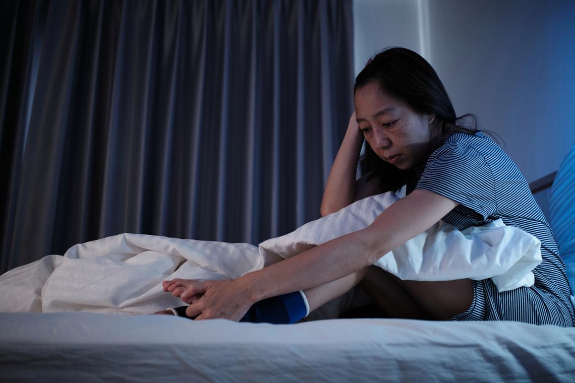 疲惫的工装妈妈在控制室短暂打盹
