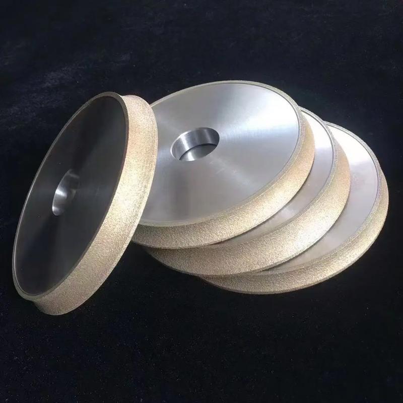 工厂车间内不同种类砂轮对比，刚玉、碳化硅、金刚石砂轮