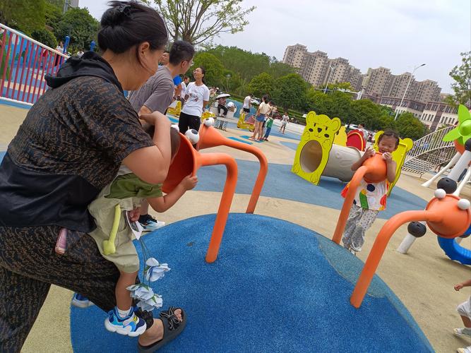 普惠性幼儿园孩子们在户外玩耍