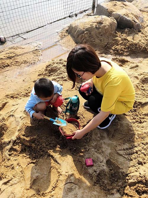 妈妈陪一岁宝宝在公园玩泥巴慢养实拍