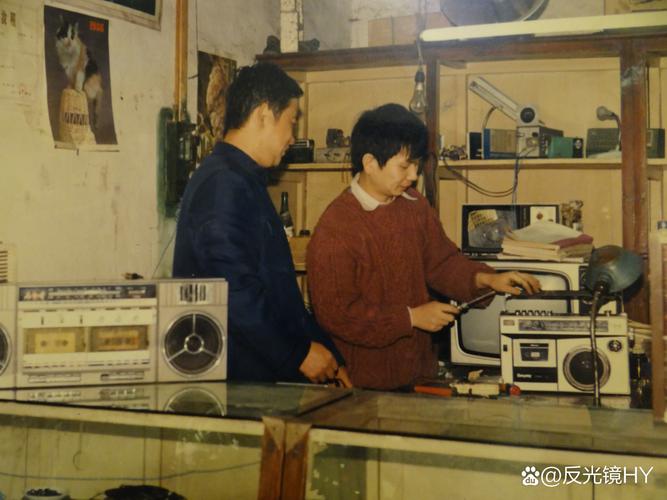 中学生修理老式收音机特写