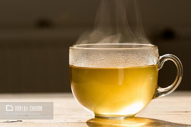 早晨厨房木桌上，一只透明玻璃杯装着温水，旁边还冒着淡淡蒸汽