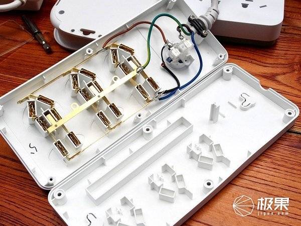 工业插座内部结构磷青铜插套对比图