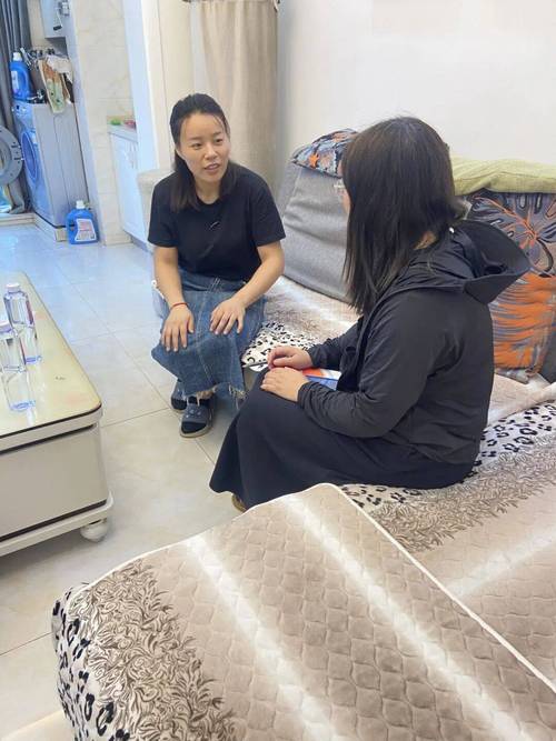 老师傍晚走进学生家里家访的背影
