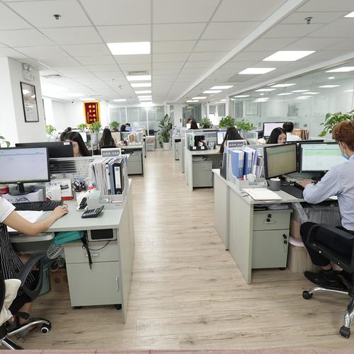 律师查询企业工商及应收款信息的办公场景