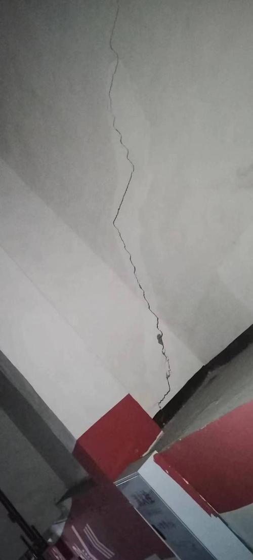 商品房地震开裂现场实拍图