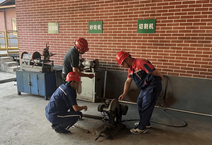 工厂检查员现场拆解机械设备核对一致性
