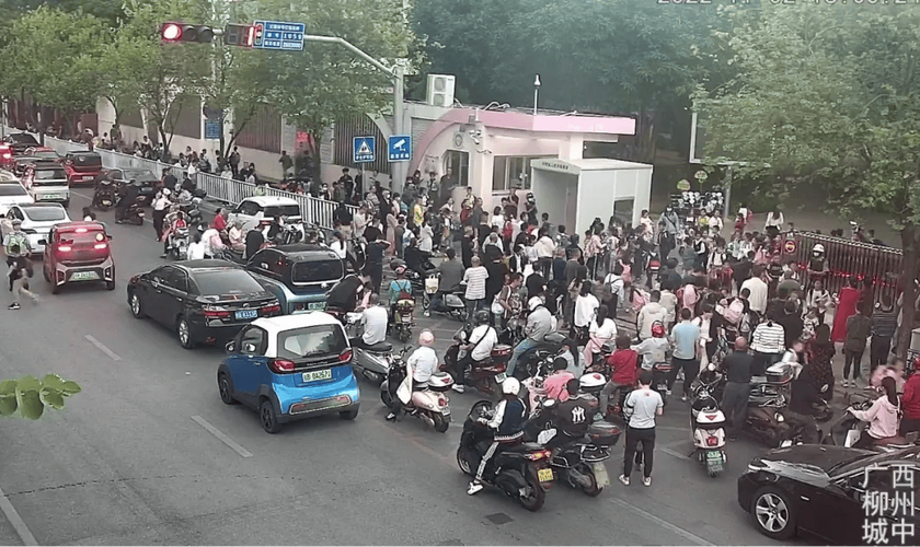 小学放学时校门口拥挤场景