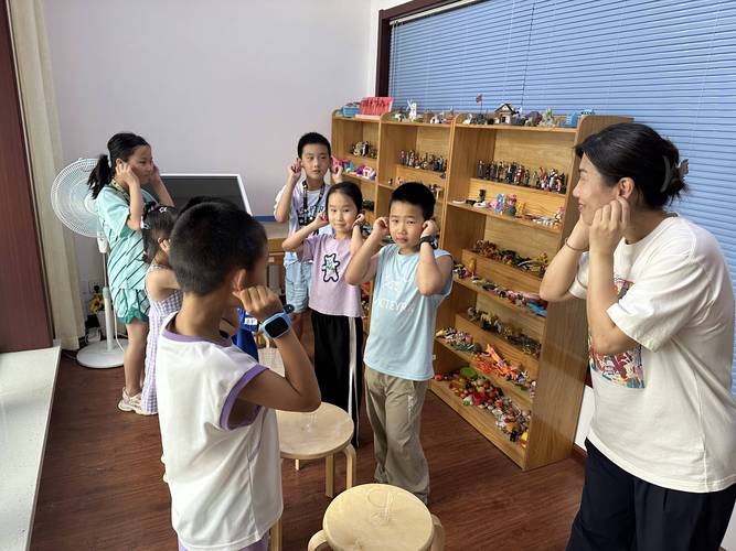 孩子们围坐讨论制定游戏规则