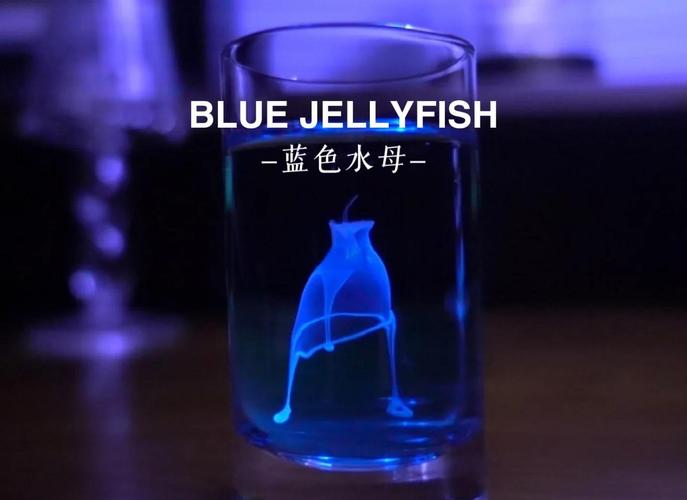 调酒吧勺分层倒酒演示 蓝色鸡尾酒