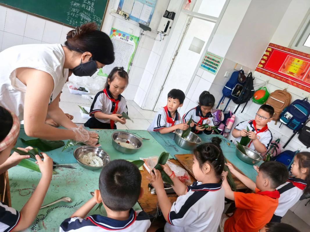 小学端午节传统文化课包粽子活动实拍