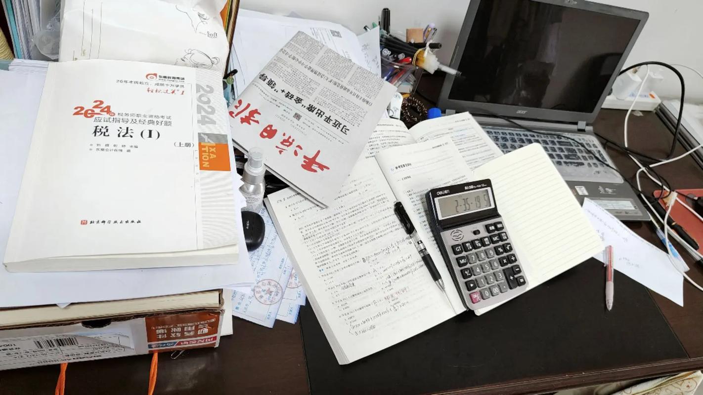 上海离婚律师咨询室桌面文件杂乱的实拍照片