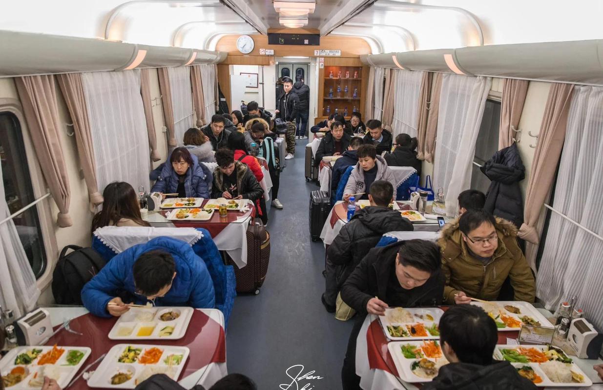 高铁车厢旅客用餐场景图