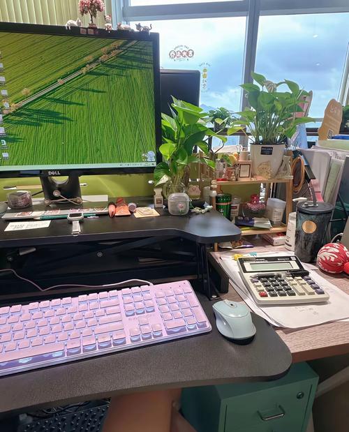 杂乱的家庭办公桌上有两台显示器和咖啡
