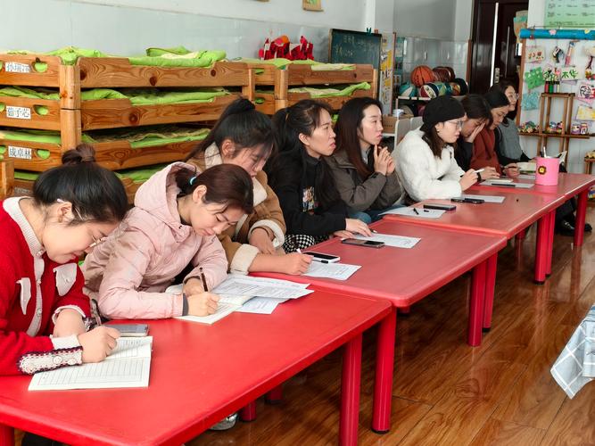 幼儿园老师写成长报告的场景照片