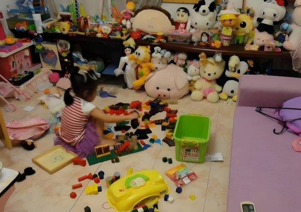 杂乱堆积的儿童玩具与注意力涣散的孩子