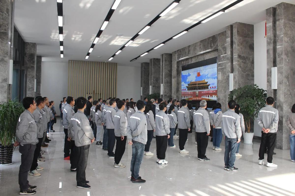 一线工人提出改善提案获得奖励的场景