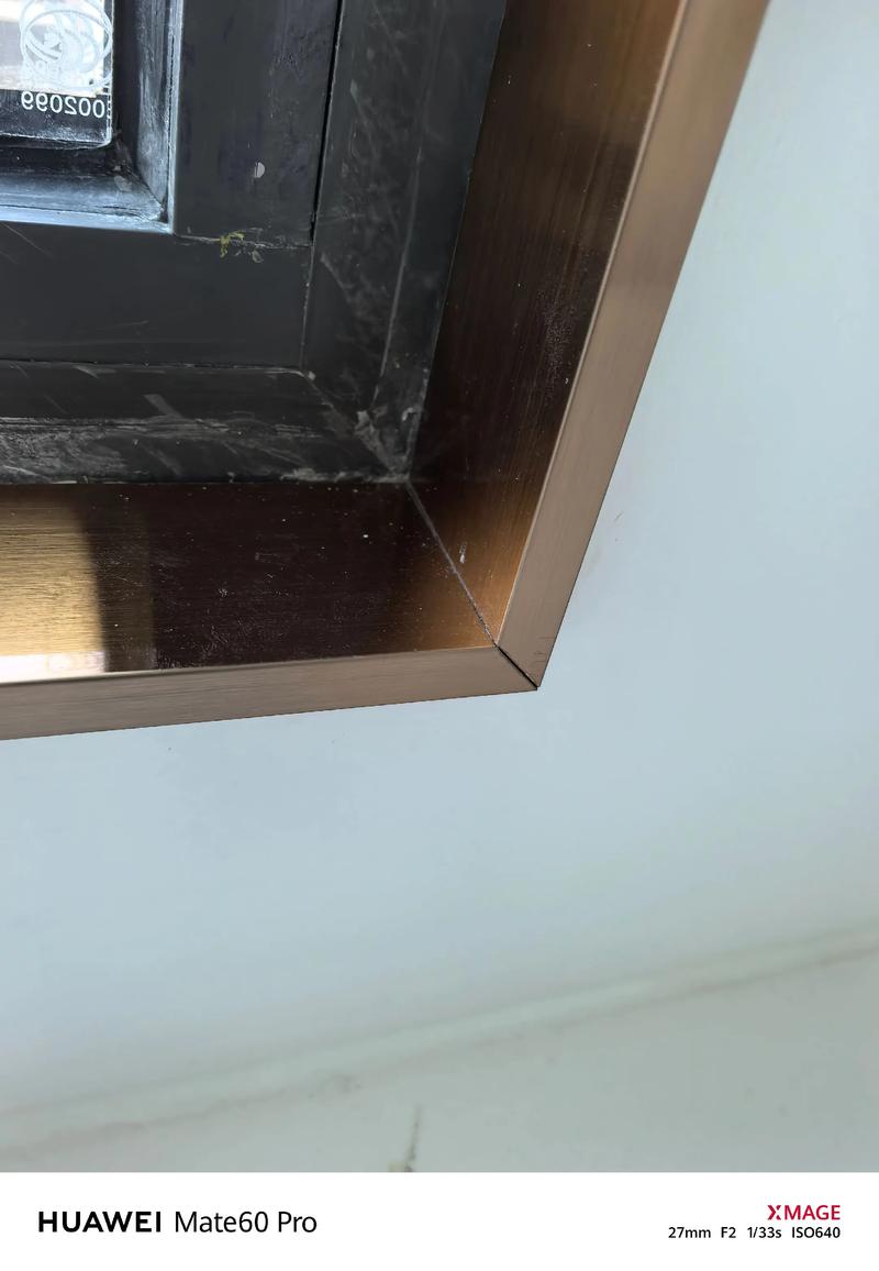 窄边框不锈钢窗套细节安装效果