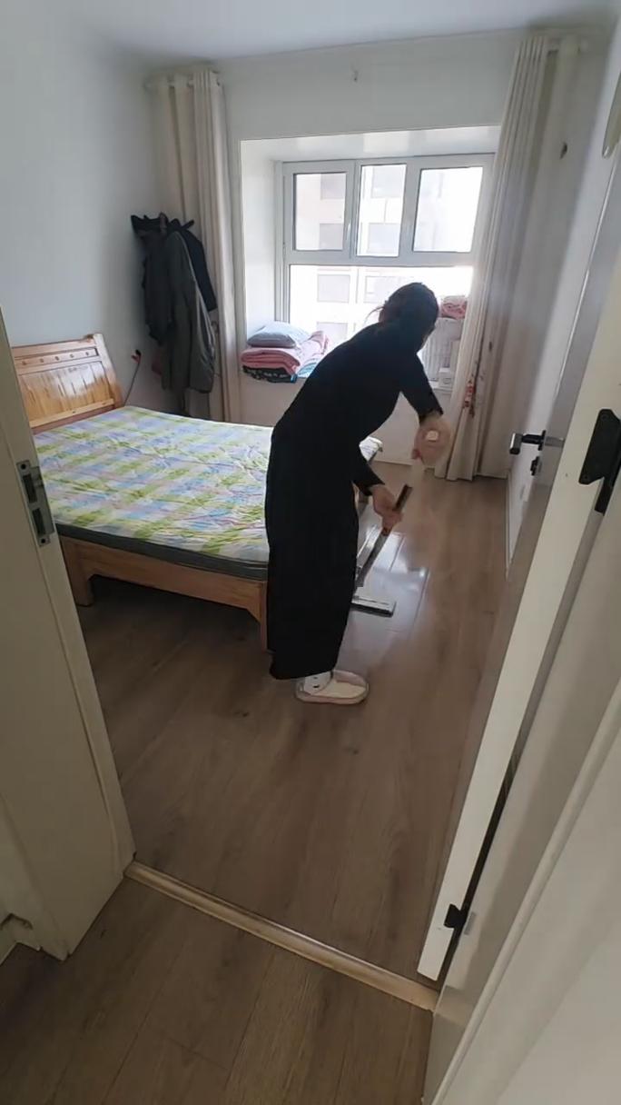 普通家庭日常做家务绕路场景实拍