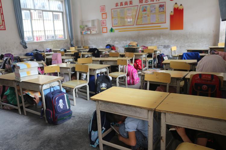 小学教室地震避险疏散演练实拍