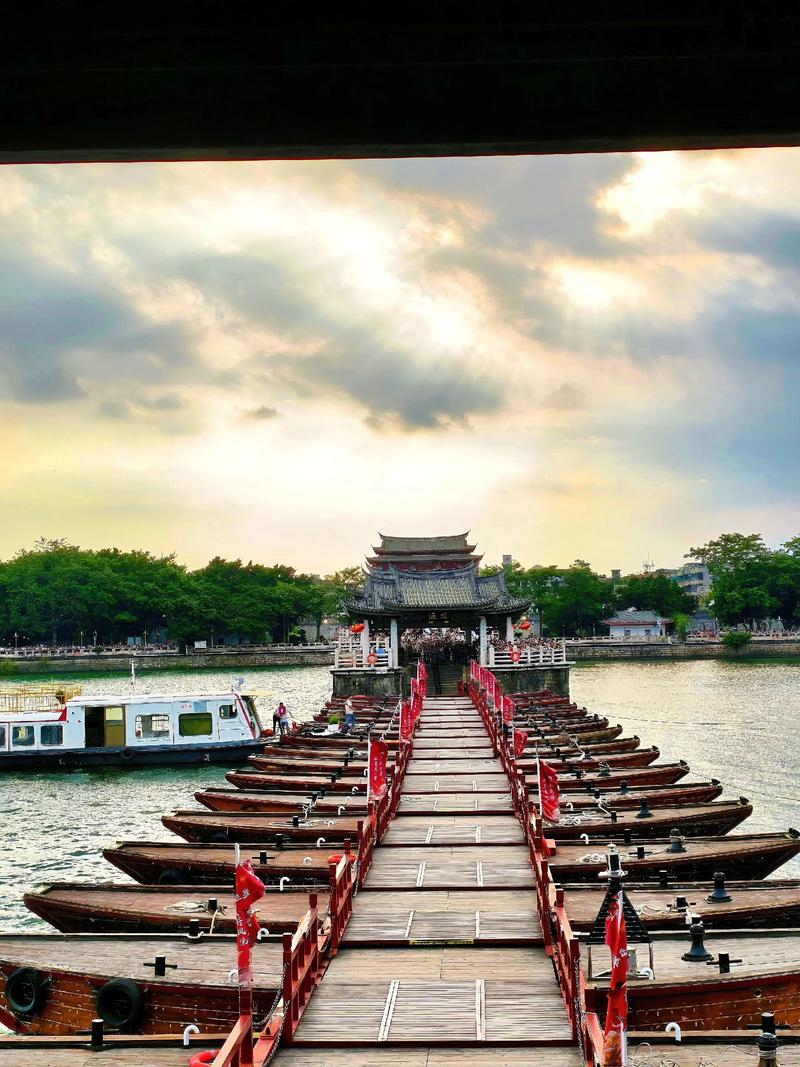 广济桥上午光影与浮船
