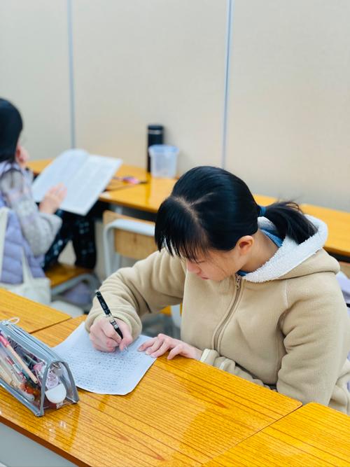 中学生课堂记笔记场景图