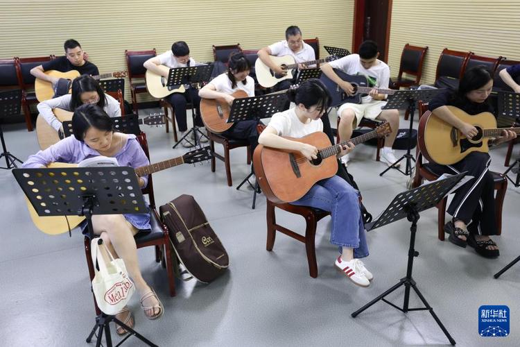 乐器教学一对一课堂师生互动场景