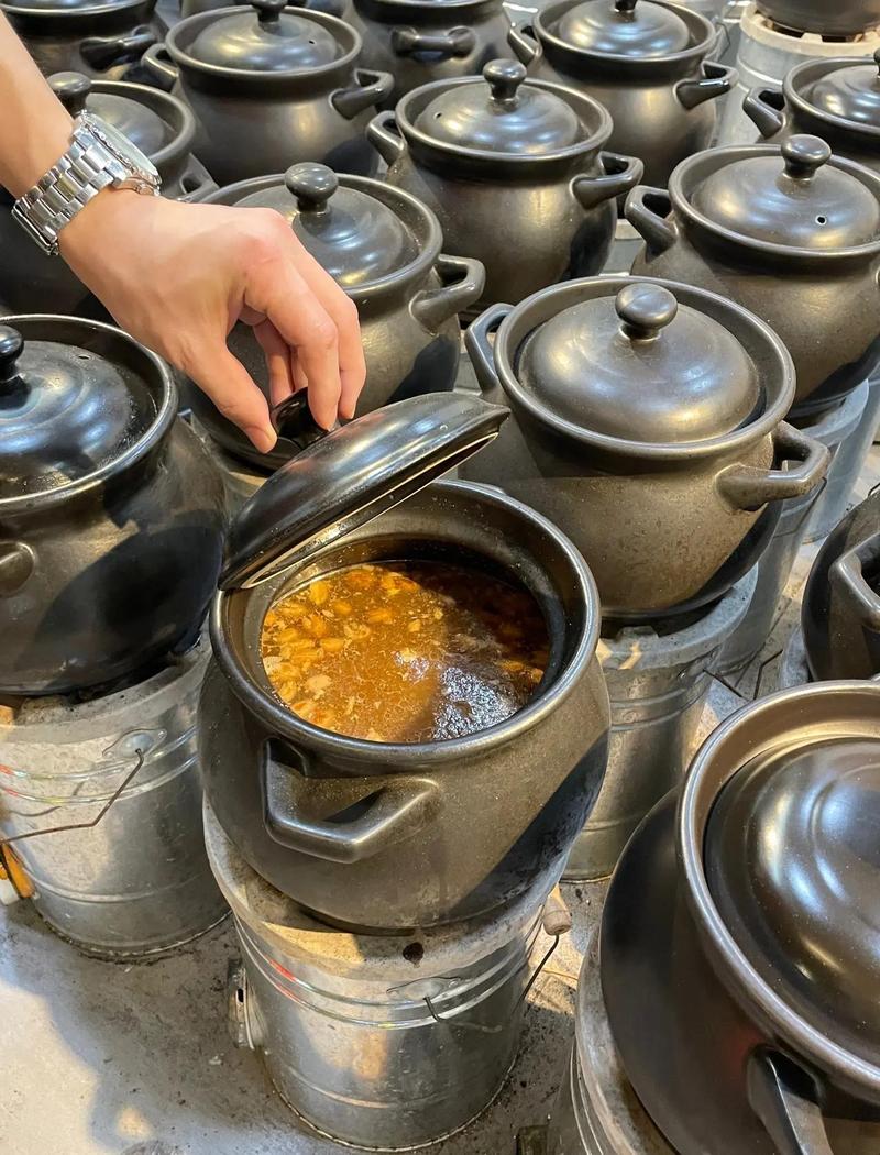 老式煤炉砂锅慢煲家常老汤场景图