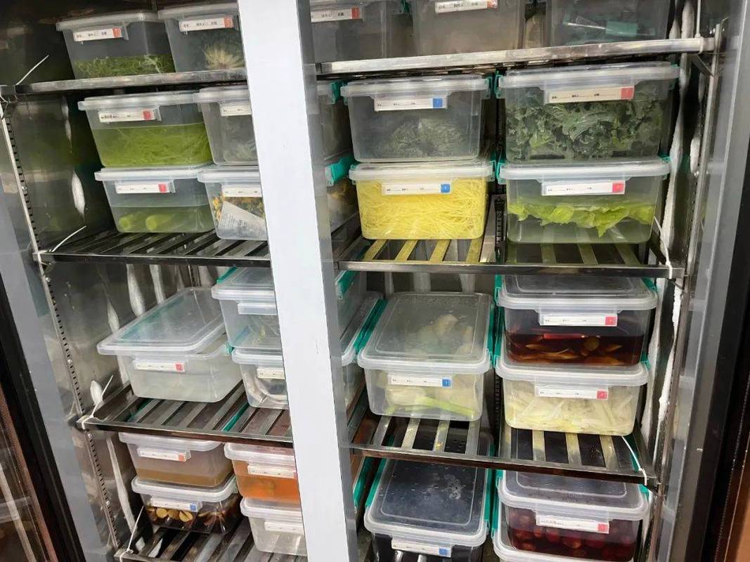 厨房台面上分装速冻生鲜食材场景图
