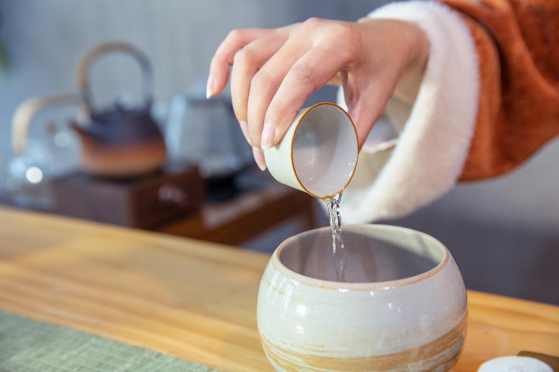 茶艺盖碗出水水流特写慢动作摄影