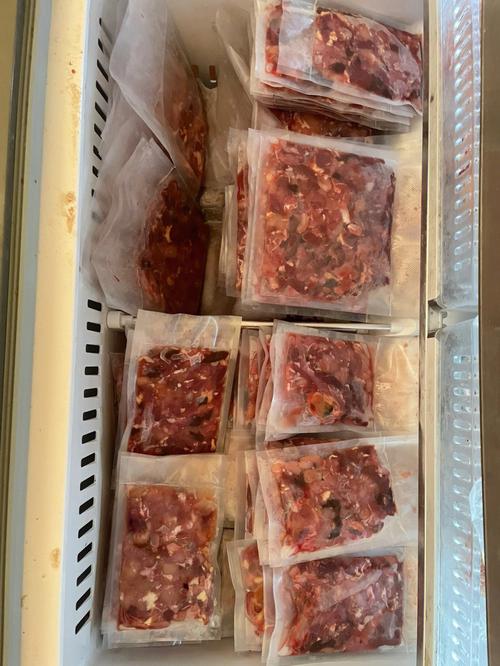 刚从冷冻层拿出来的分装好的生骨肉餐块